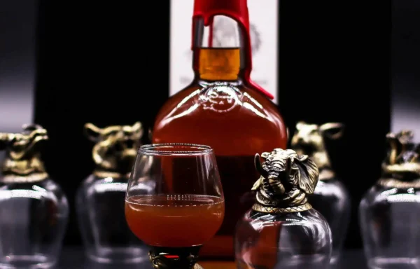 Gläserset aus 6 Whiskey Gläsern (100 ml) – Sockel Mystische Kreaturen – Antikbronze